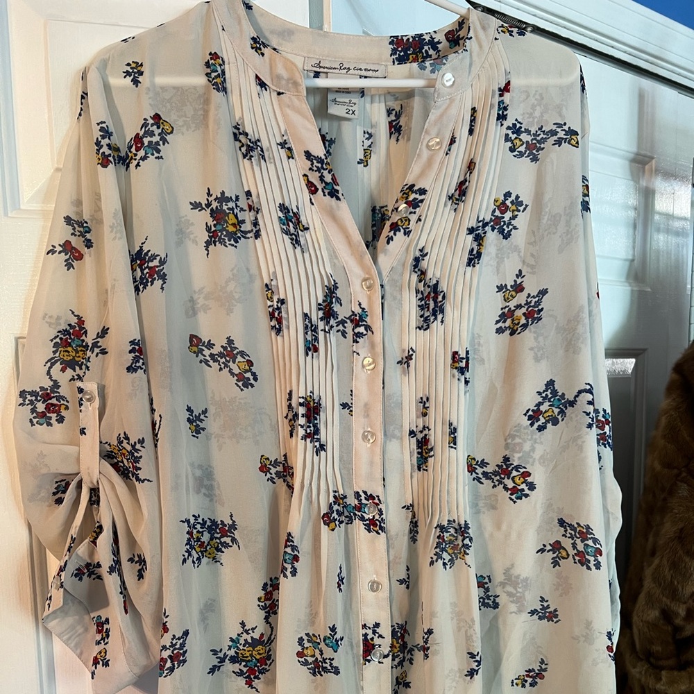American Rag 2x crepe or voile type floral tan sleeves tie back